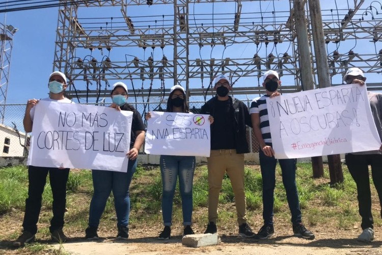 Protestan en sede de Corpoelec por apagones en Nueva Esparta