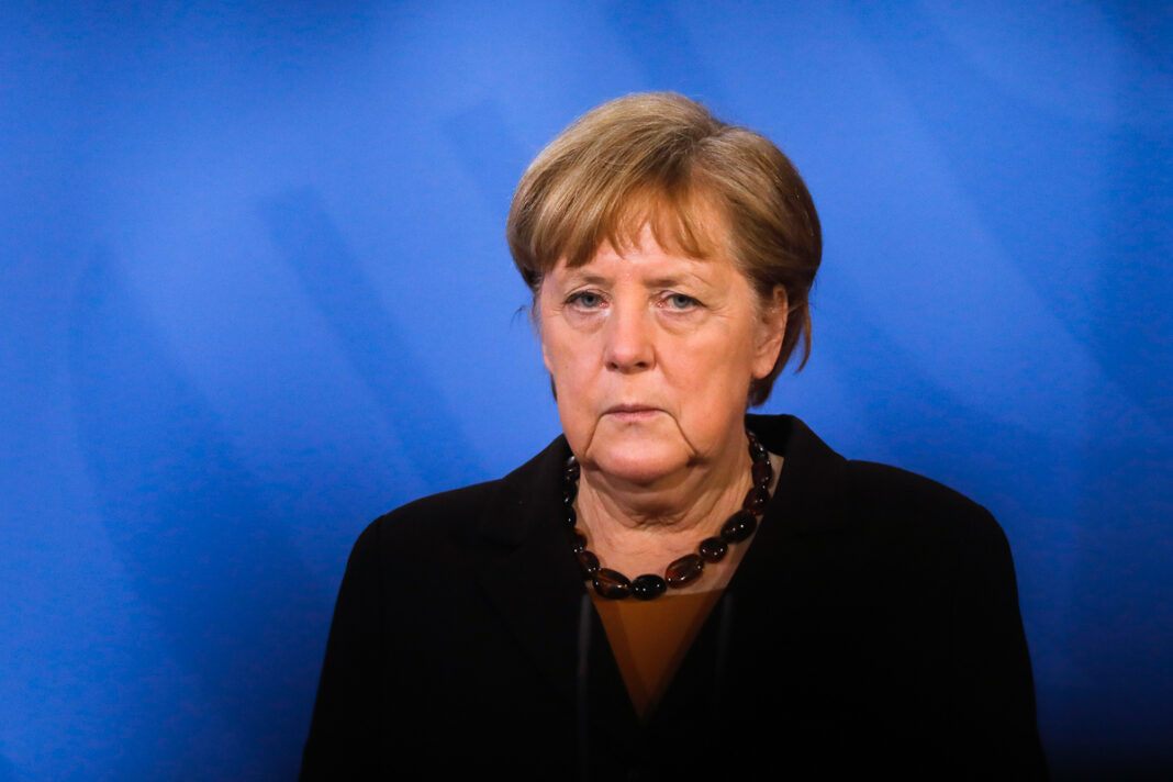 Angela Merkel admite que habrá que dialogar con los talibanes para salvar vidas