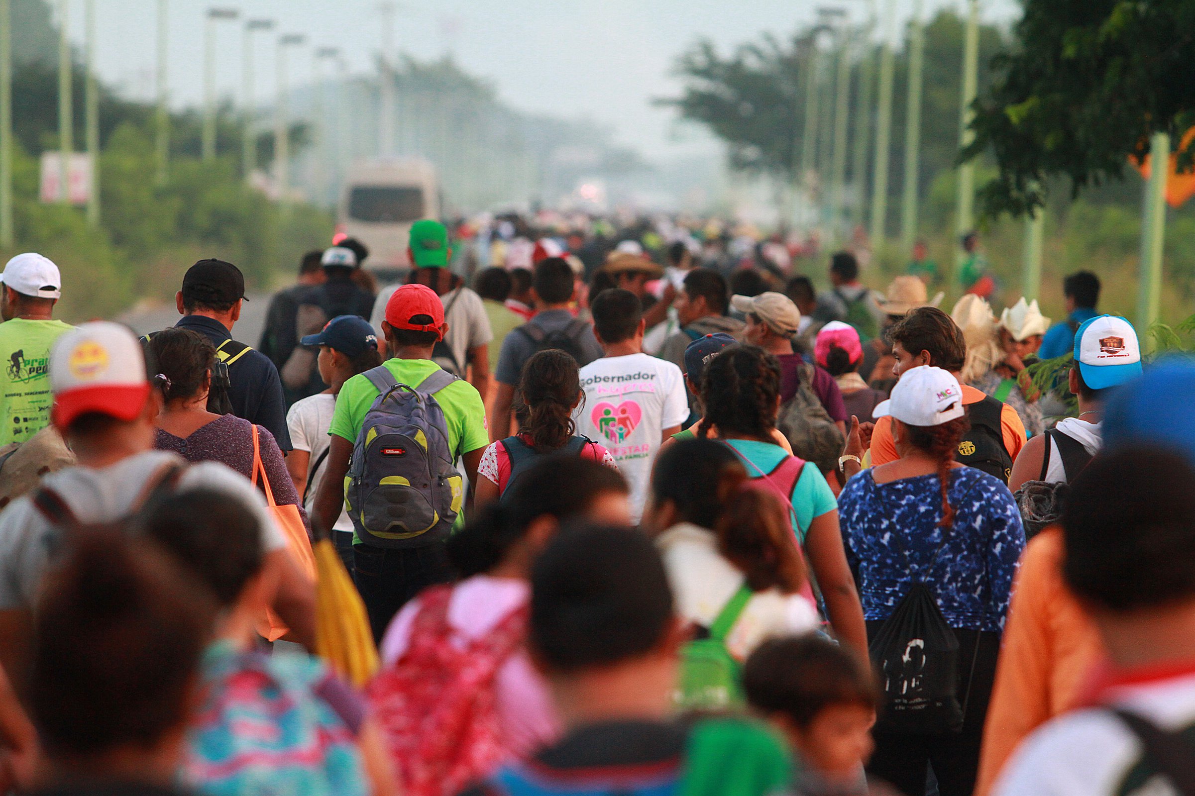 Venezolanos caminan en caravana de migrantes de México a EE.UU.