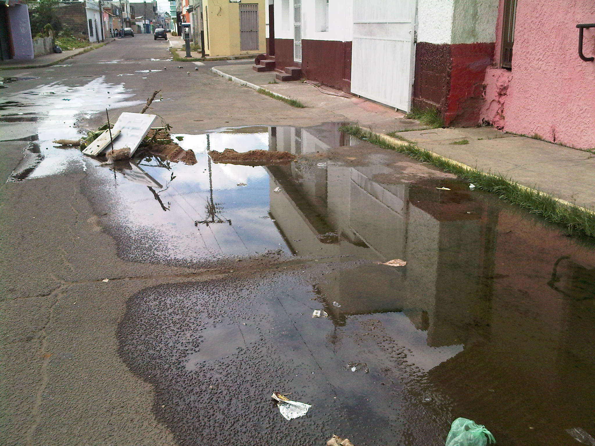 Habitantes de la urb. Villa Rosa denuncian bote de aguas negras en calle principal