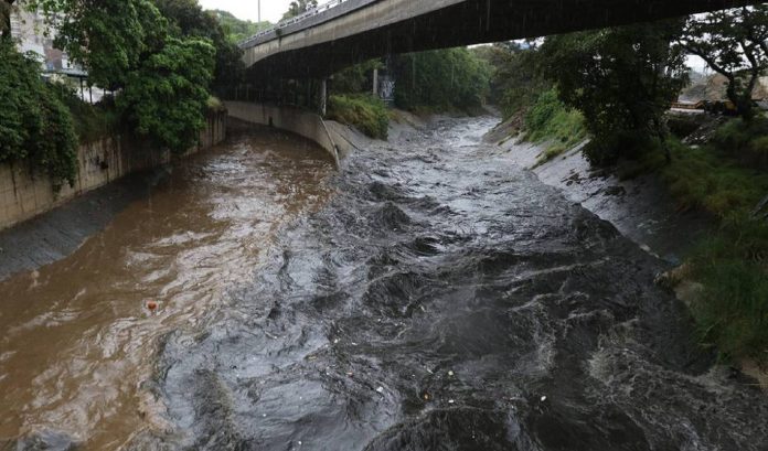 Alertan sobre subida de niveles del río Guaire a la altura de Las Mercedes por fuertes lluvias