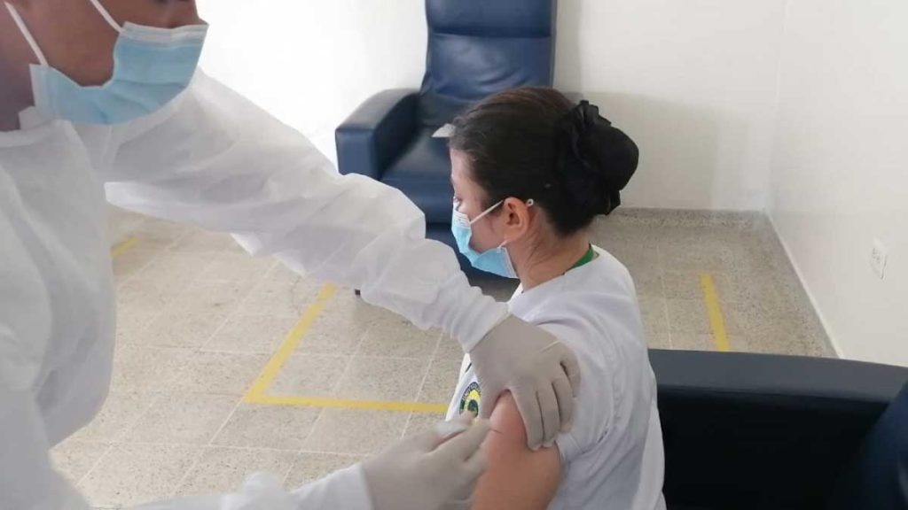 Estudiantes de Enfermería de la Udone participan en vacunación contra el Covid-19