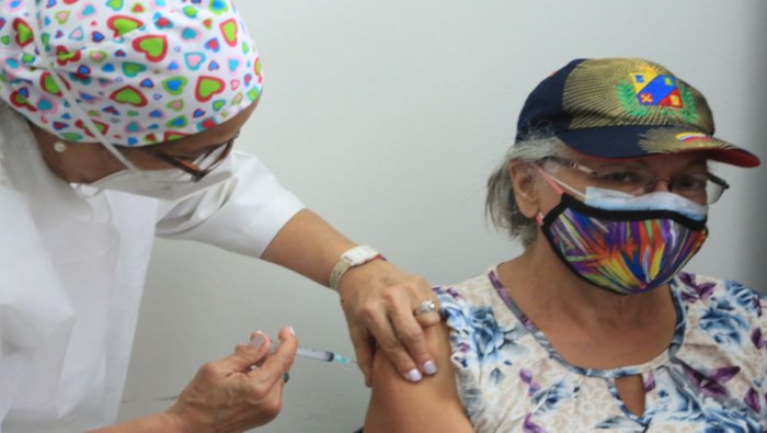 Personas mayores de 60 años podrán vacunarse contra el covid sin cita previa desde este #30Ago