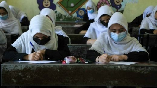 Talibanes anuncian que no habrá clases mixtas en las universidades de Afganistán