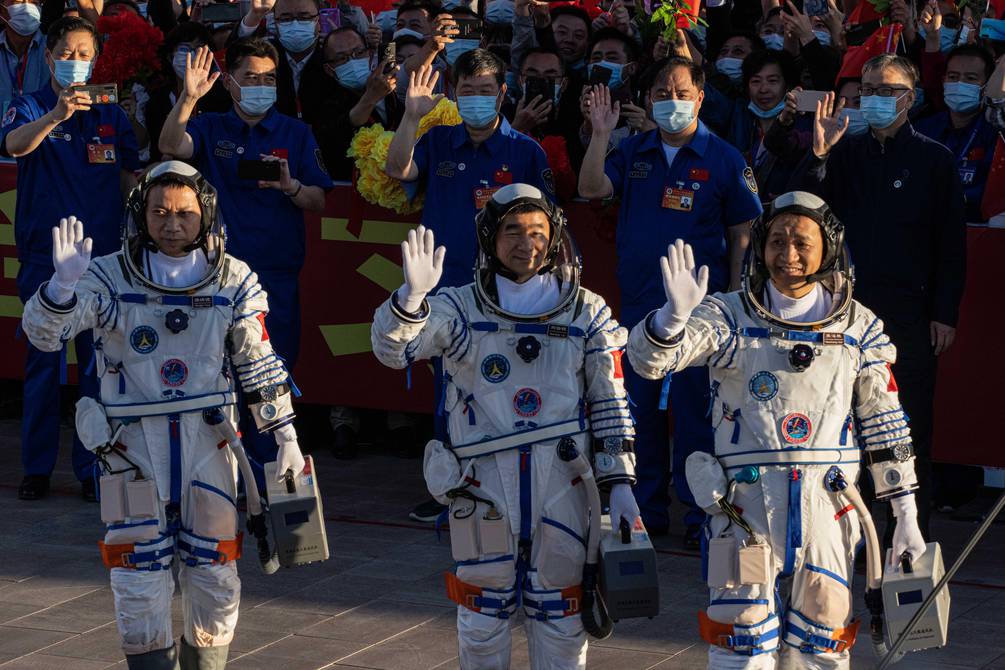 Astronautas chinos regresaron a la Tierra tras una estancia récord de 90 meses