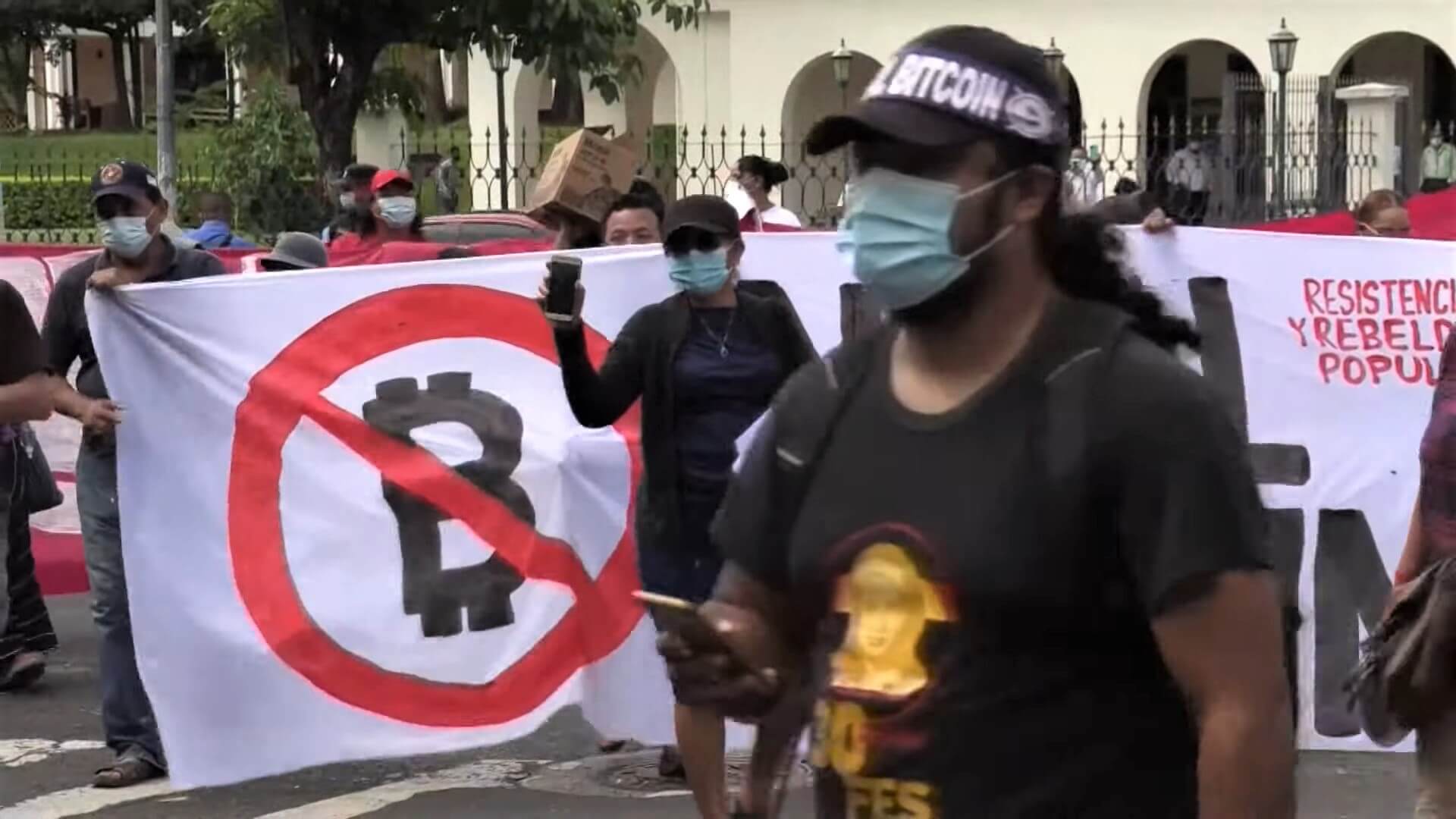 Realizan protestas en El Salvador contra la puesta en curso del bitcóin