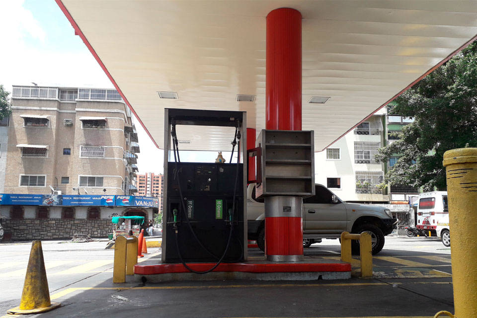 Denuncian irregularidades en venta de combustible en estación de servicio de La Bandera