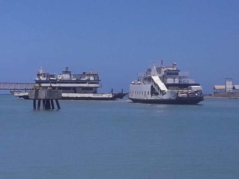 113 pasajeros y 22 vehículos fueron rescatados de un ferry encallado en las costas de Margarita