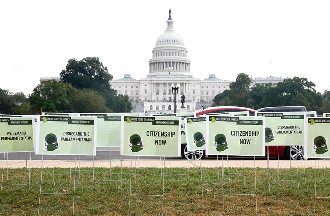Activistas colocan pancartas verdes frente al Congreso de EE UU para pedir reforma migratoria