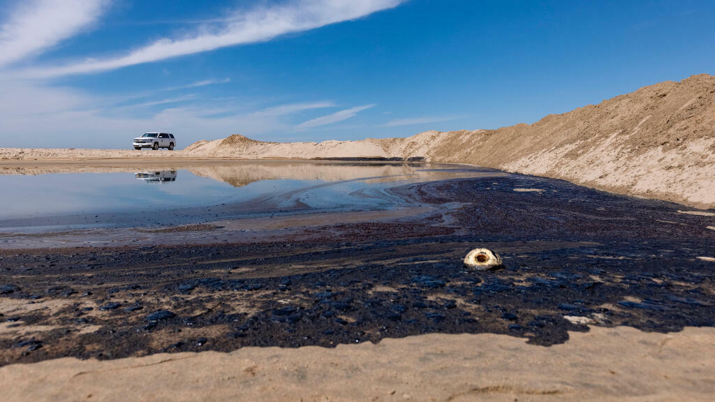 California trabaja para contener el vertido de petróleo en alta mar