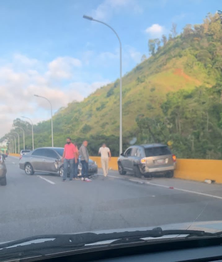 Accidente vehicular generó fuerte retraso en la avenida Boyacá este #7Oct