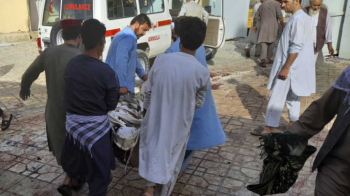 Explosiones en mezquita chiita en Afganistán dejó al menos 32 muertos