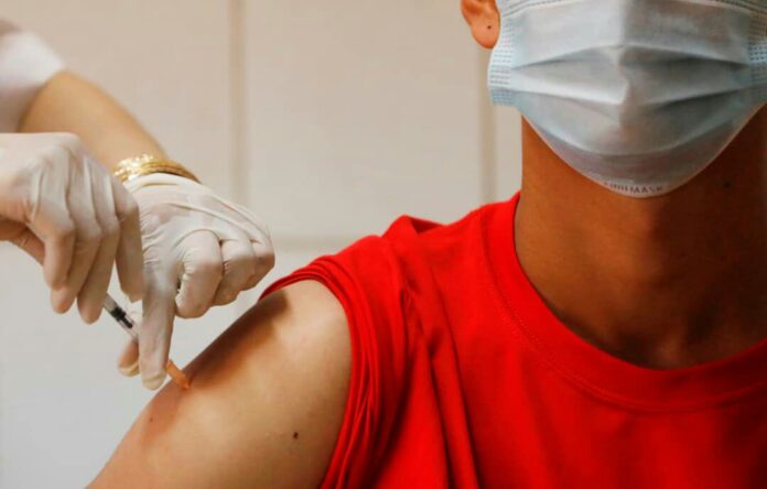 Venezolanos mayores de 18 años podrán vacunarse sin previa cita