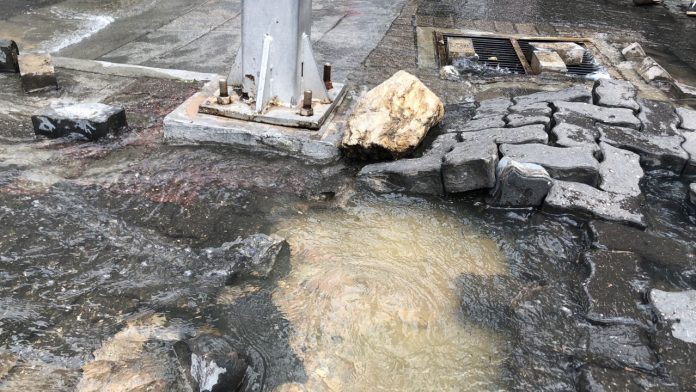 Calles de Plaza Venezuela se convirtieron en una laguna tras la ruptura de tubería de aguas blanca