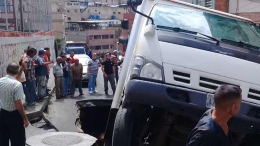 Colapso de la calle Estadio de Altavista ocasionó la caída de una camión (+Fotos)