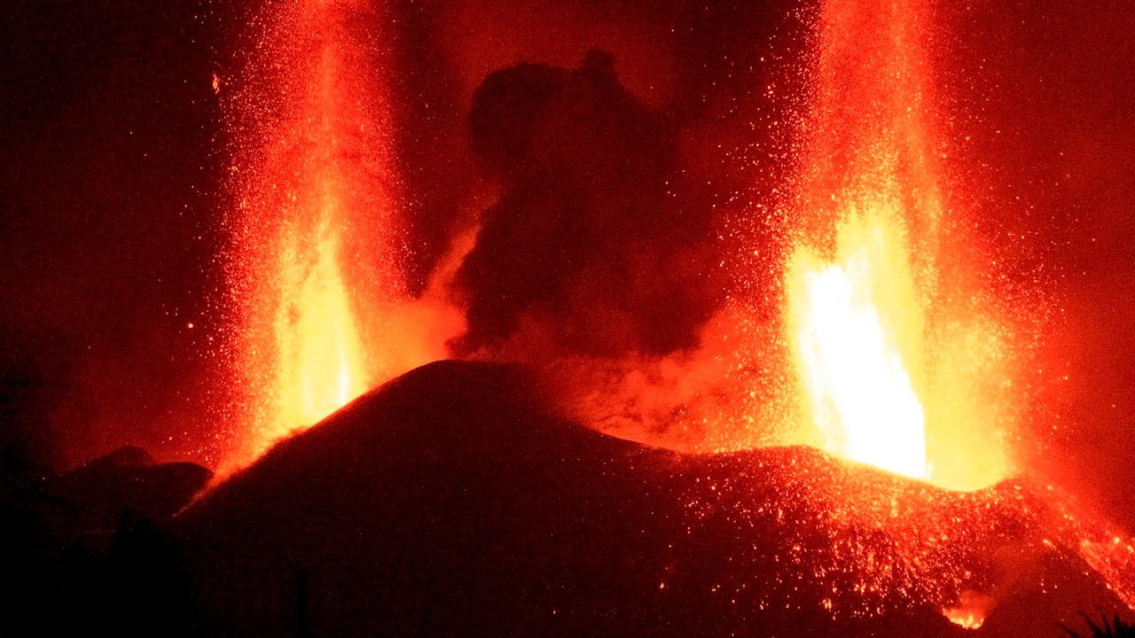Cono principal del volcán de La Palma colapsa y abre una gran fuente de lava