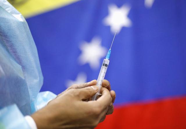Régimen de Maduro aclaró que 50% de la población en Venezuela ha recibido «la primera dosis»