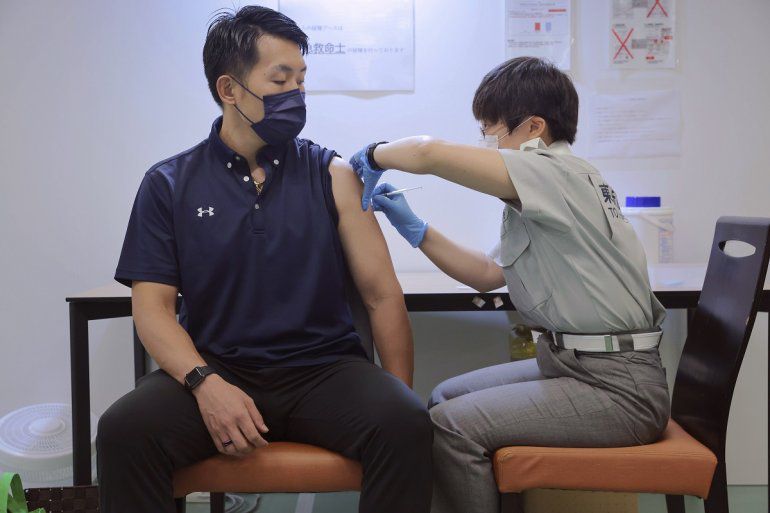 Japón anuncia planes para inocular una tercera dosis de la vacuna