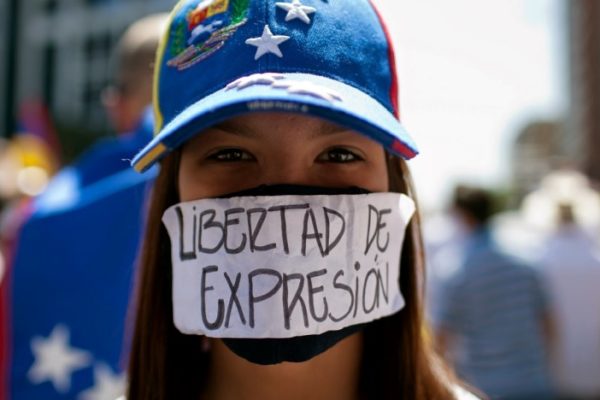 SIP denuncia persecución contra periodistas venezolanos y bloqueo de medios