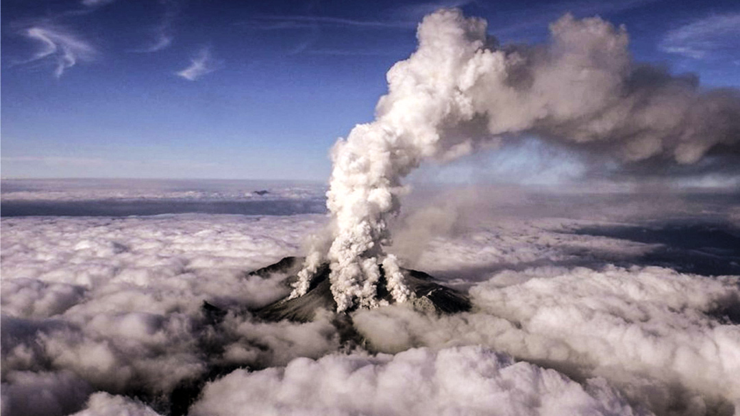 Japón se mantiene en alerta tras la erupción del volcán Suwanosejima