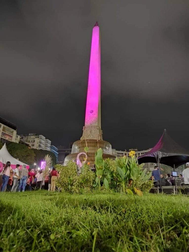 Obelisco de la Plaza Francia de Caracas se iluminó de rosado contra el cáncer de mama