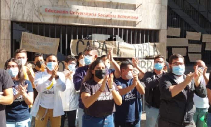 Estudiantes universitarios protestan en rechazo a la designación de Tibisay Lucena