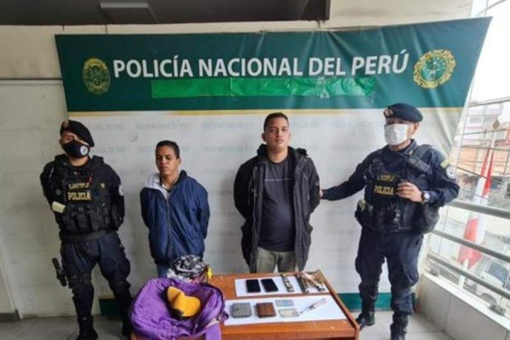 Dos venezolanos fueron detenidos cuando manipulaban cajeros automáticos en Perú
