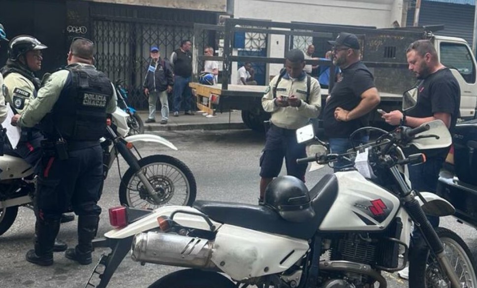 simpatizantes de Acción Democrática se fueron a los golpes por el control de la sede en Chacao