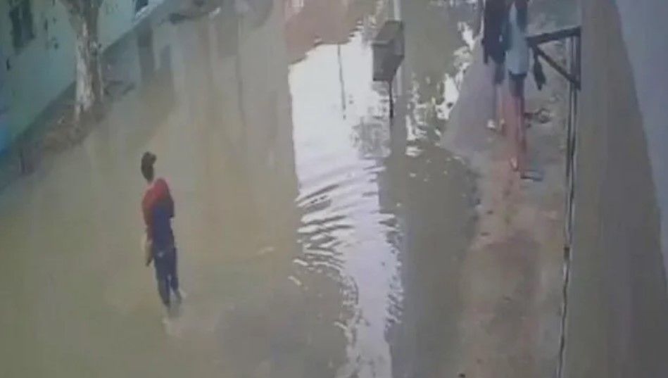 Joven se electrocutó al entrar en contacto con poste en medio de inundación