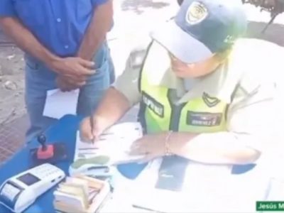 Capturaron a funcionarios de Caracas cobrando multas en punto de venta