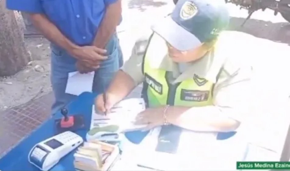 Capturaron a funcionarios de Caracas cobrando multas en punto de venta