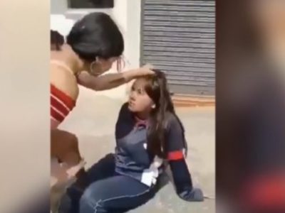 El indignante video de una estudiante siendo agredida salvajemente por un grupo