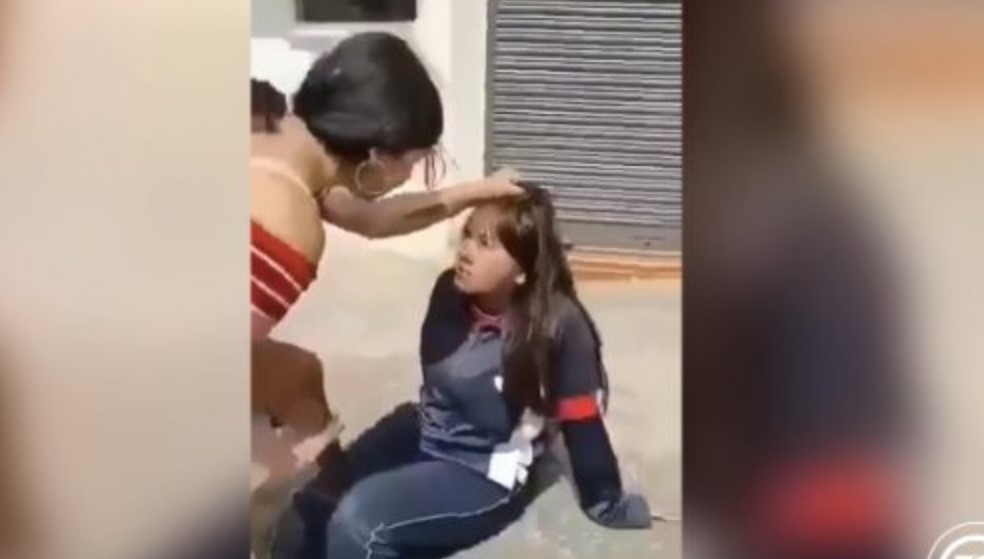 El indignante video de una estudiante siendo agredida salvajemente por un grupo 