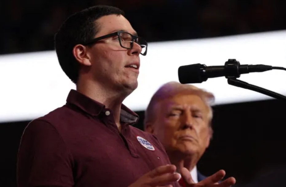 El candidato presidencial republicano, el expresidente estadounidense Donald Trump, observa cómo Daniel Campos habla sobre su vida en Venezuela durante un mitin de campaña en el Mohegan Sun Arena en Casey Plaza el 17 de agosto de 2024 en Wilkes Barre, Pensilvania. Michael M. Santiago/Getty Images/AFP